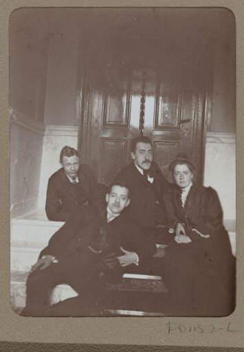 Group portrait of Christiaan Otto Roelofs, Charlotte Roelofs-van der Schilt and two men, seated in a portico