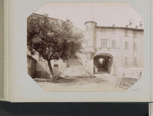 View of the Porte Saint-Paul at Hyères-les-Palmiers