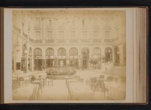 Passage with a terrace in Paris