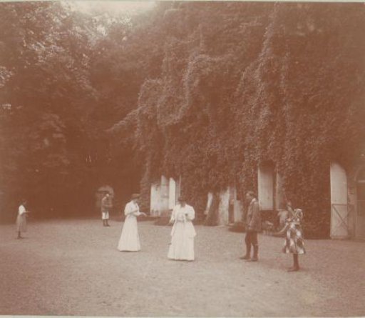 Group of men and women playing with diabolos, probably in Italy or France