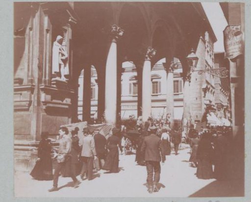 People in front of a building with columns, presumably in Florence or Pisa