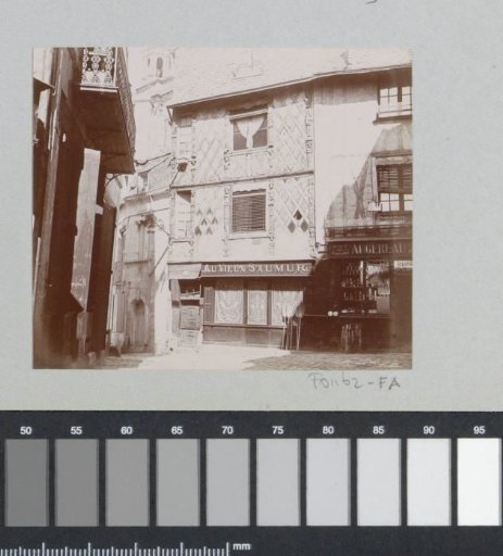 Café Au Vieux Saumur and liquor store Augereau in Saumur
