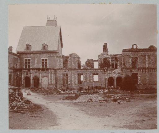 Partially dilapidated house, probably on the Loire