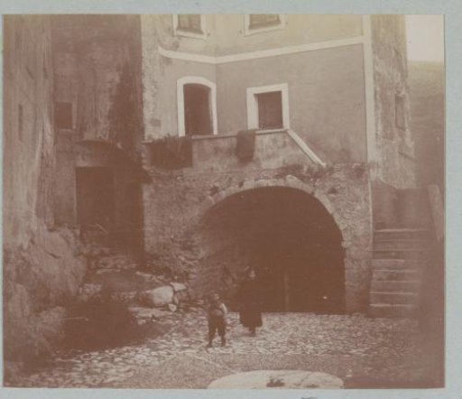 Two children before a house, presumably in Southern France
