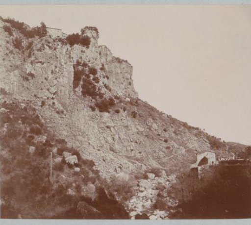 Mountain landscape with houses, presumably in Southern France