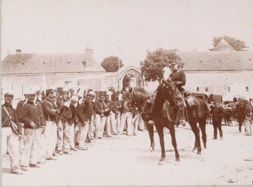 Soldiers on horseback and on foot in Puiseaux