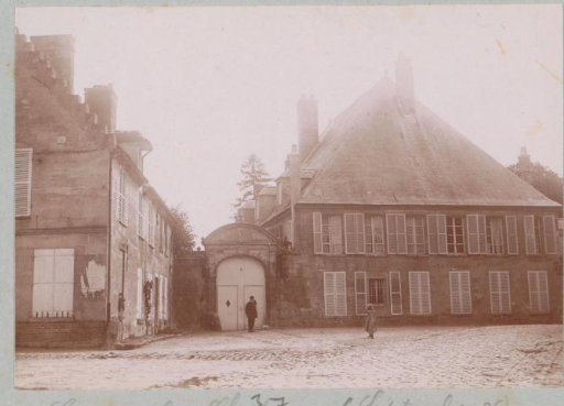 Houses and gate in Coucy-le-Château