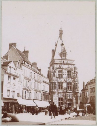 Square with the town hall of Dreux