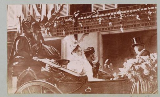 Photographic reproduction (presumably) of a drawing depicting Tsar Nicholas II of Russia and Tsarina Alexandra Feodorovna in a carriage during their visit to Paris