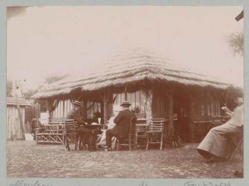 Company at an inn with a thatched roof in Le Moulleau near Arcachon