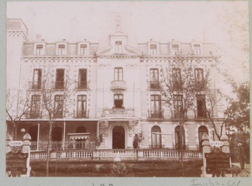 Facade of the Grand Hôtel des Pins et Continental in Arcachon