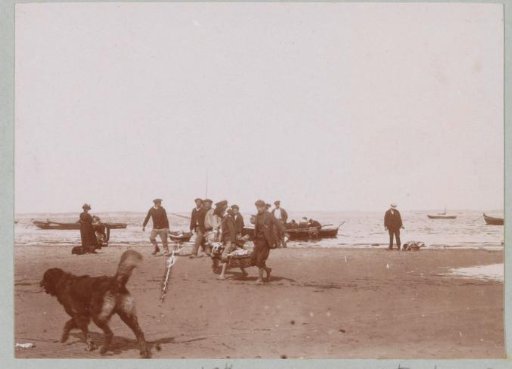 Fishermen bringing baskets ashore, probably near Arcachon