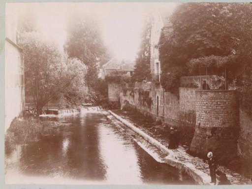 View of the river and banks at Moret-sur-Loing