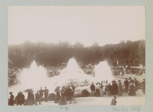 Public at fountains in Versailles