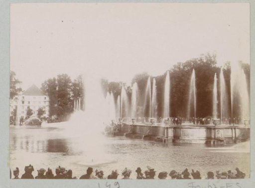 Public at the fountains in Versailles