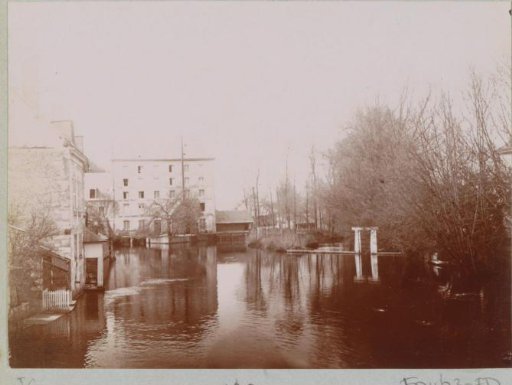 Houses on a waterway in Vendôme
