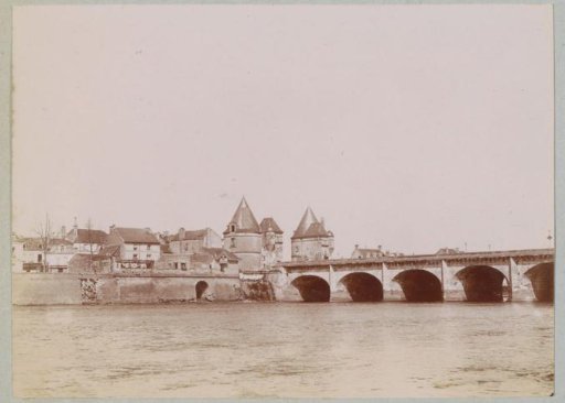 View of Châtellerault with the Pont Henri-IV