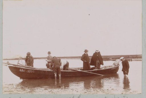 Group with a rowboat on the coast at Arcachon