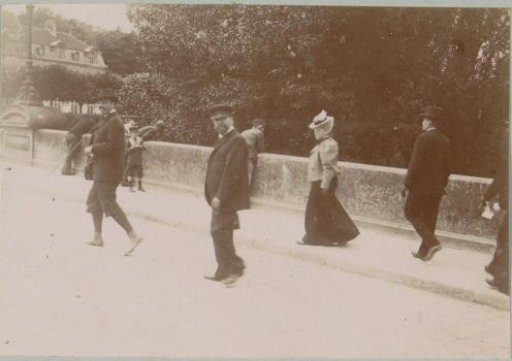 Group walking in the street in L'Isle-Adam