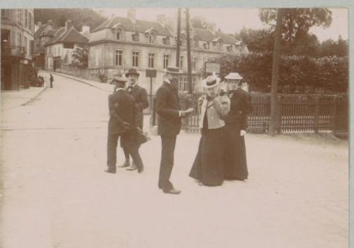 Group in the street in L'Isle-Adam