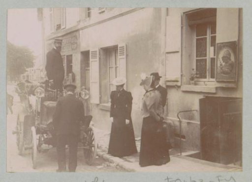 Group with an automobile in the street in L'Isle-Adam