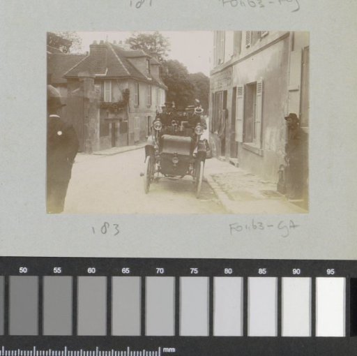 Group in an automobile in L'Isle-Adam