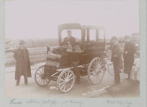 Group by an automobile in France, probably during a race for Mors automobiles
