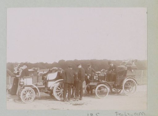 Group by two automobiles in France, probably during a race for Mors automobiles