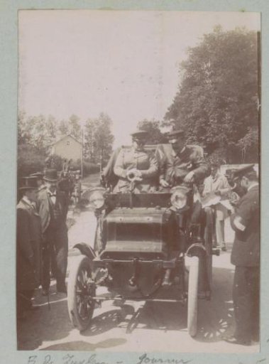 Start of the Paris-Amsterdam automobile race with Baroness Hélène van Zuylen van Nijevelt van de Haar in the automobile on the left