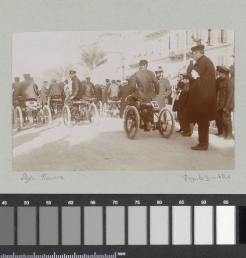 Motorized tricycles at the start of the Nice-Magagnosc race