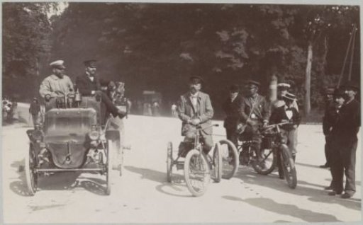 Participants in a rally in Fontainebleau: a motor car and two motorised tricycles