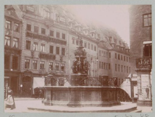 Tugendbrunnen in Nuremberg with Seidenhaus Lehman in the background