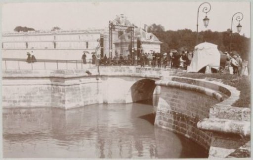 People at the entrance gate of the Château de Chantilly