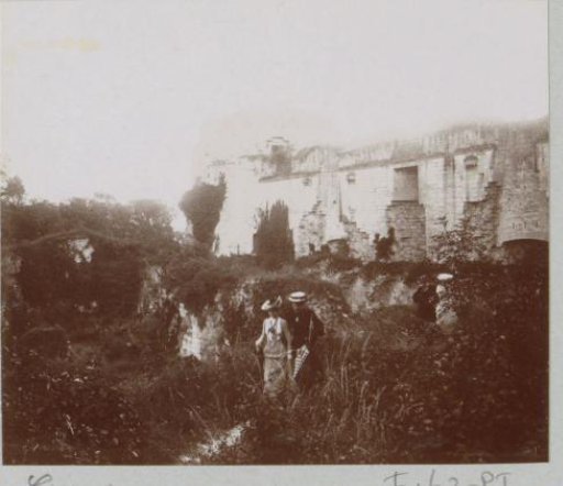 Group at the ruins of the Château de Coucy