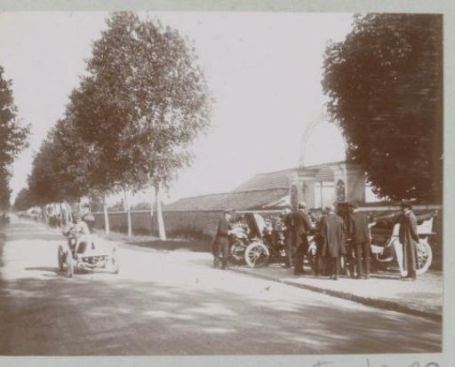 Spectators and participant at the Paris-Vienna race