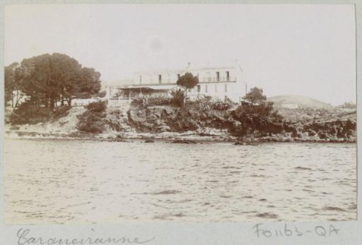 View of a villa on the coast in Carqueiranne
