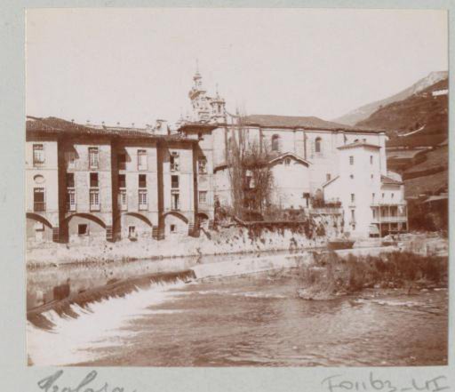 View of buildings and a waterfall in Tolosa