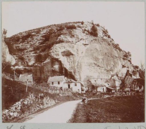 View of houses and rock face at Les Eyzies-de-Tayac-Sireuil