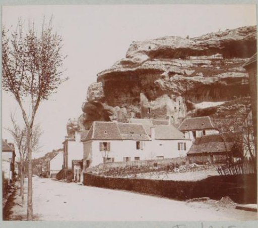 View of houses and rock face at Les Eyzies-de-Tayac-Sireuil