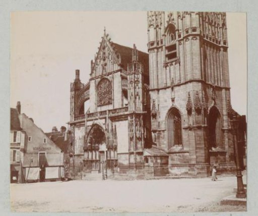 Square in Clamecy with the Église Saint-Martin