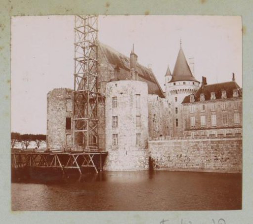 Château of Sully-sur-Loire with a jetty in front