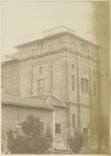 Exterior of (presumably) distillery Delizy & Doistau Fils in Pantin