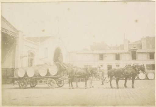 Horse-drawn cart loaded with barrels on the premises of distillery Delizy & Doistau Fils in Pantin
