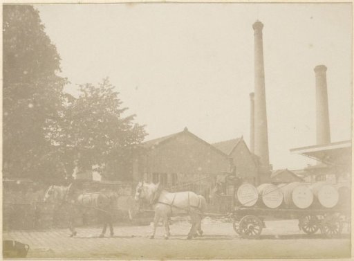 Horse-drawn cart loaded with barrels of distillery Delizy & Doistau Fils, possibly in Pantin