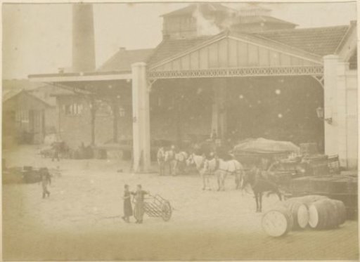 Premises of distillery Delizy & Doistau Fils in Pantin with horse-drawn carts, shed and barrels