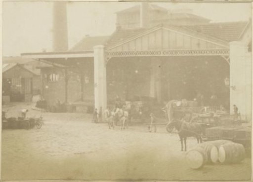Premises of distillery Delizy & Doistau Fils in Pantin with horse-drawn carts, shed and barrels