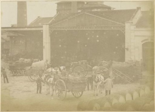Distillery grounds of Delizy & Doistau Fils in Pantin with horse-drawn carts, shed and barrels