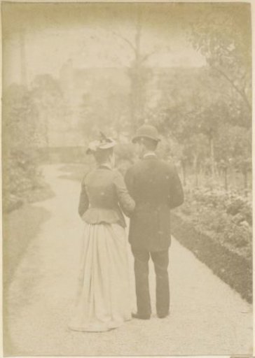 Portrait of a French couple, seen from behind in a garden