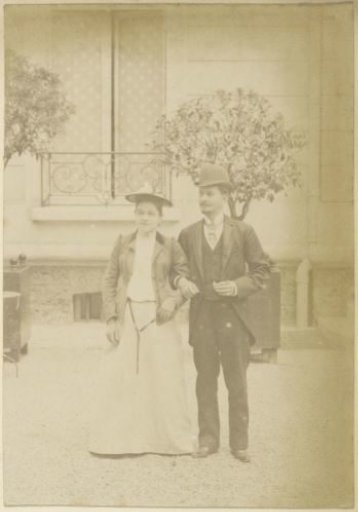 Portrait of a French couple, seen from the front in a garden