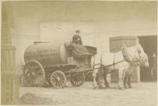 Horse-drawn cart with alcohol tank of the firm Delizy & Doistau Fils (Rectification d'Alcools) in Pantin